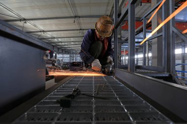 LUANNAN COUNTY, Hebei Eyaleti, Çin - 10 Temmuz 2020: işçiler üretim bandı üzerinde bir fabrikada çalışıyorlar