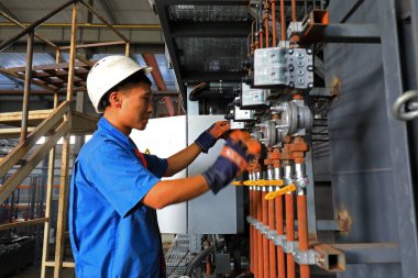 LUANNAN COUNTY, Hebei Eyaleti, Çin - 10 Temmuz 2020: işçiler üretim bandı üzerinde bir fabrikada çalışıyorlar