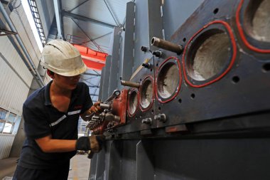 LUANNAN COUNTY, Hebei Eyaleti, Çin - 10 Temmuz 2020: işçiler üretim bandı üzerinde bir fabrikada çalışıyorlar