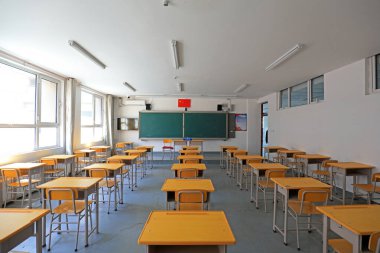 Masa ve sandalye aynı sınıfta, Kuzey Çin 'de.