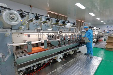 LUANNAN COUNTY, Hebei Eyaleti, Çin - 23 Nisan 2020: İşçiler tıbbi maske fabrikasının üretim hattında meşguller.