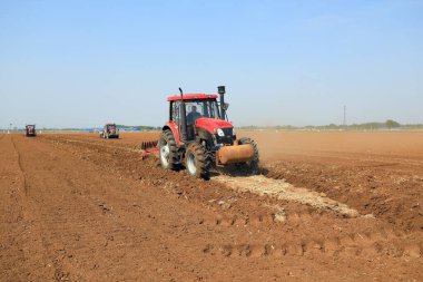 LUANNAN COUNTY, Hebei Eyaleti, Çin - 27 Nisan 2020: Çiftçiler plastik eritilmiş fıstık yetiştirmek için ekicileri kullanır.