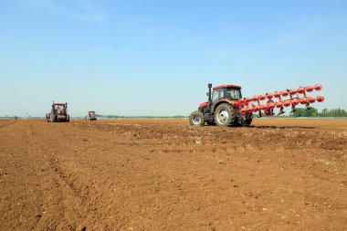 LUANNAN COUNTY, Hebei Eyaleti, Çin - 27 Nisan 2020: Çiftçiler plastik eritilmiş fıstık yetiştirmek için ekicileri kullanır.