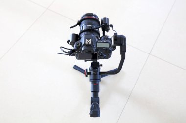 LUANNAN COUNTY, Hebei Eyaleti, Çin - 2 Mayıs 2020: SLR kamera stabilizatörünü kapatın.