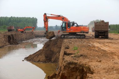 LUANNAN COUNTY, Hebei Eyaleti, Çin - 11 Temmuz 2020: Sel kontrol mühendisliği şantiyesinde kazı çalışması