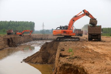 LUANNAN COUNTY, Hebei Eyaleti, Çin - 11 Temmuz 2020: Sel kontrol mühendisliği şantiyesinde kazı çalışması