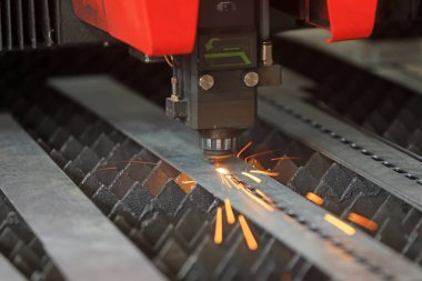 Sayısal kontrol aracı lazer kesme ekipmanı çalışıyor