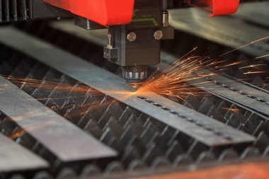 Sayısal kontrol aracı lazer kesme ekipmanı çalışıyor