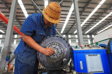 LUANNAN COUNTY, Hebei Eyaleti, Çin - 11 Temmuz 2020: İşçiler üretim hattında mekanik parçalar topluyorlar