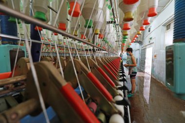 LUANNAN COUNTY, Hebei Eyaleti, Çin - 17 Temmuz 2020: İşçiler dönen bir fabrikada üretim hattıyla meşguller