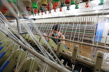 LUANNAN COUNTY, Hebei Eyaleti, Çin - 17 Temmuz 2020: İşçiler dönen bir fabrikada üretim hattıyla meşguller