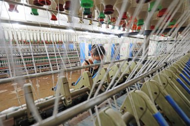 LUANNAN COUNTY, Hebei Eyaleti, Çin - 17 Temmuz 2020: İşçiler dönen bir fabrikada üretim hattıyla meşguller