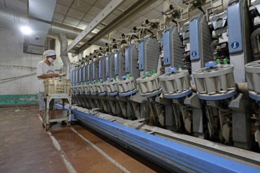 LUANNAN COUNTY, Hebei Eyaleti, Çin - 17 Temmuz 2020: İşçiler dönen bir fabrikada üretim hattıyla meşguller