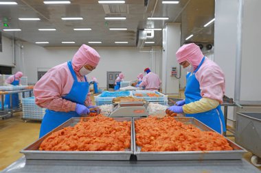 LUANNAN COUNTY, Hebei Eyaleti, Çin - 27 Temmuz 2020: İşçiler bir gıda işleme fabrikasında tavuk segmentasyon atölyesinde meşguller