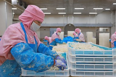 LUANNAN COUNTY, Hebei Eyaleti, Çin - 27 Temmuz 2020: İşçiler bir gıda işleme fabrikasında tavuk segmentasyon atölyesinde meşguller