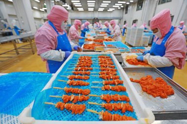 LUANNAN COUNTY, Hebei Eyaleti, Çin - 28 Temmuz 2020: İşçiler bir gıda işleme fabrikasında tavuk segmentasyon atölyesinde meşguller