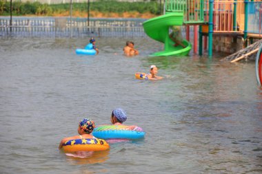 LUANNAN COUNTY, Hebei Eyaleti, Çin - 30 Temmuz 2020: Yüzme kakasında iki çocuk oynuyor