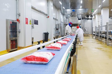 LUANNAN COUNTY, Hebei Eyaleti, Çin - 28 Temmuz 2020: İşçiler bir gıda işleme fabrikasındaki tavuk üretim hattında meşguller