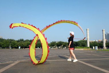 LUANNAN COUNTY, Hebei Eyaleti, Çin - 1 Ağustos 2020: Meydanda insanlar kurdele fitness sallıyor