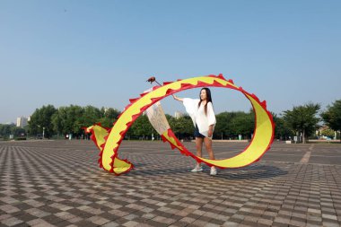 LUANNAN COUNTY, Hebei Eyaleti, Çin - 1 Ağustos 2020: Meydanda insanlar kurdele fitness sallıyor