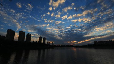 Kıyı kenti, Kuzey Çin 'in akşam manzarası