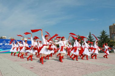 LUANNAN COUNTY, Hebei Eyaleti, Çin - 8 Ağustos 2020: Meydanda kadın bel davulu performansı