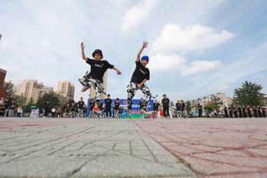 LUANNAN COUNTY, Hebei Eyaleti, Çin - 8 Ağustos 2020: Meydanda gençlik hip hop gösterisi