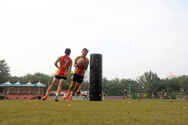 LUANNAN COUNTY, Hebei Eyaleti, Çin - 14 Ağustos 2020: Öğrenciler oyun parkında rugby oynuyorlar