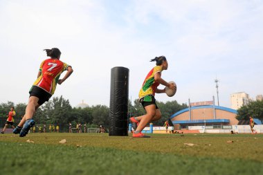 LUANNAN COUNTY, Hebei Eyaleti, Çin - 14 Ağustos 2020: Öğrenciler oyun parkında rugby oynuyorlar