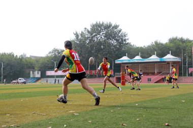 LUANNAN COUNTY, Hebei Eyaleti, Çin - 14 Ağustos 2020: Öğrenciler oyun parkında rugby oynuyorlar