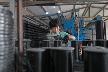 LUANNAN COUNTY, Hebei Eyaleti, Çin - 20 Ağustos 2020: İşçiler net bir çiftlikte mekanik tekstil balıkçılık ağı işletiyorlar