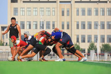 LUANNAN COUNTY, Hebei Eyaleti, Çin - 23 Ağustos 2020: rugby oyuncuları oyun alanında antrenman yapıyor