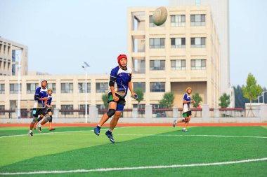 LUANNAN COUNTY, Hebei Eyaleti, Çin - 23 Ağustos 2020: rugby oyuncuları oyun alanında antrenman yapıyor