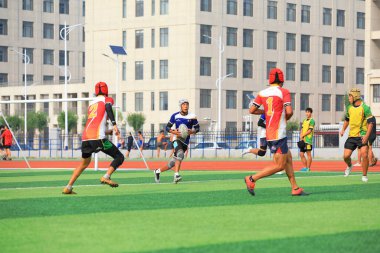 LUANNAN COUNTY, Hebei Eyaleti, Çin - 23 Ağustos 2020: rugby oyuncuları oyun alanında antrenman yapıyor