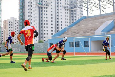 LUANNAN COUNTY, Hebei Eyaleti, Çin - 23 Ağustos 2020: rugby oyuncuları oyun alanında antrenman yapıyor