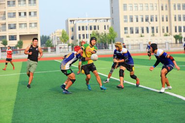 LUANNAN COUNTY, Hebei Eyaleti, Çin - 23 Ağustos 2020: rugby oyuncuları oyun alanında antrenman yapıyor