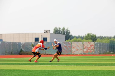 LUANNAN COUNTY, Hebei Eyaleti, Çin - 23 Ağustos 2020: rugby oyuncuları oyun alanında antrenman yapıyor