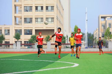 LUANNAN COUNTY, Hebei Eyaleti, Çin - 23 Ağustos 2020: rugby oyuncuları oyun alanında antrenman yapıyor