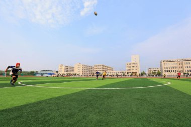LUANNAN COUNTY, Hebei Eyaleti, Çin - 23 Ağustos 2020: rugby oyuncuları oyun alanında antrenman yapıyor