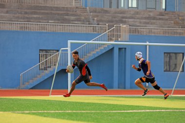 LUANNAN COUNTY, Hebei Eyaleti, Çin - 23 Ağustos 2020: rugby oyuncuları oyun alanında antrenman yapıyor