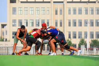 LUANNAN COUNTY, Hebei Eyaleti, Çin - 23 Ağustos 2020: rugby oyuncuları oyun alanında antrenman yapıyor