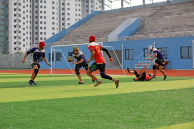 LUANNAN COUNTY, Hebei Eyaleti, Çin - 23 Ağustos 2020: rugby oyuncuları oyun alanında antrenman yapıyor
