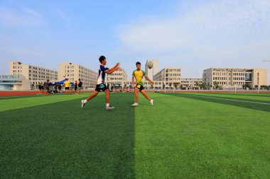 LUANNAN COUNTY, Hebei Eyaleti, Çin - 23 Ağustos 2020: rugby oyuncuları oyun alanında antrenman yapıyor