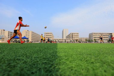 LUANNAN COUNTY, Hebei Eyaleti, Çin - 23 Ağustos 2020: rugby oyuncuları oyun alanında antrenman yapıyor