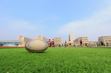 LUANNAN COUNTY, Hebei Eyaleti, Çin - 23 Ağustos 2020: rugby oyuncuları oyun alanında antrenman yapıyor