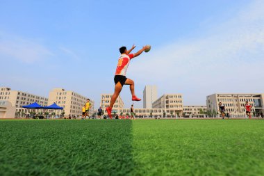 LUANNAN COUNTY, Hebei Eyaleti, Çin - 23 Ağustos 2020: rugby oyuncuları oyun alanında antrenman yapıyor