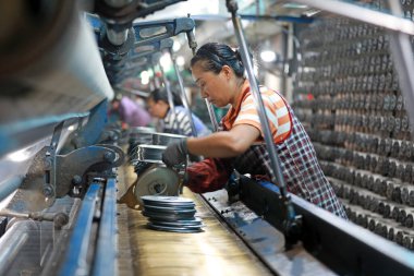 LUANNAN COUNTY, Hebei Eyaleti, Çin - 28 Ağustos 2020: İşçiler bir ağ fabrikasında mekanik bir balıkçılık ağı üzerinde çalışıyorlar