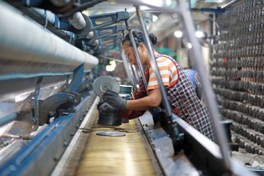 LUANNAN COUNTY, Hebei Eyaleti, Çin - 28 Ağustos 2020: İşçiler bir ağ fabrikasında mekanik bir balıkçılık ağı üzerinde çalışıyorlar