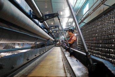 LUANNAN COUNTY, Hebei Eyaleti, Çin - 28 Ağustos 2020: İşçiler bir ağ fabrikasında mekanik bir balıkçılık ağı üzerinde çalışıyorlar