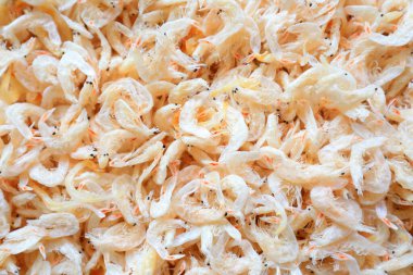 Deniz ürünleri pazarında kerevit birikmiş.